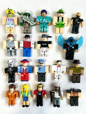 18 Roblox Action Figures with 1 Extra Body, Sword, Anchor